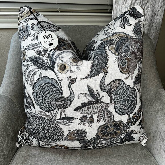 1-NWT CALLISTO HOME LINEN BLEND PEACOCK FLORAL DESIGN DECORATIVE PILLOW